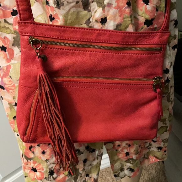 Hobo International red leather crossbody bag w/tassel - Picture 3 of 12